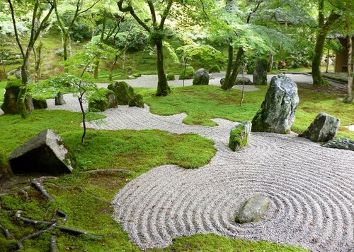 Сад камней в храме Комёдзэндзи.